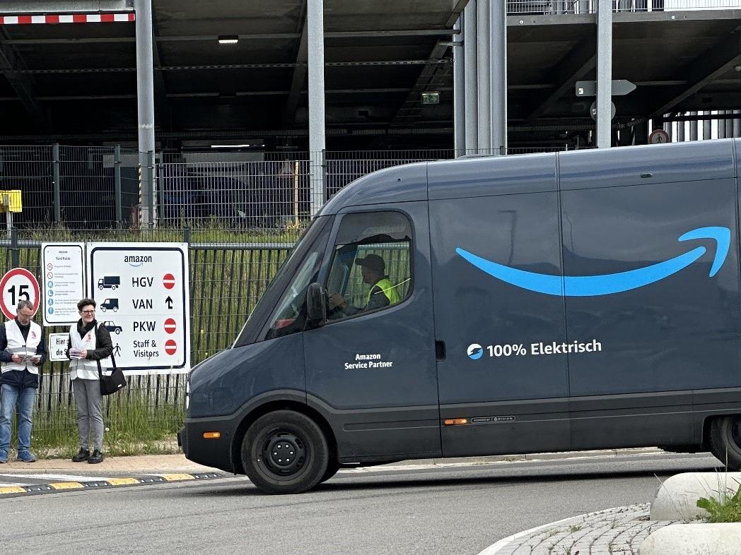 Aktion „Faires Paket“ am 15. Mai 2025 vor dem Amazon-Verteilzentrum in Aachen
