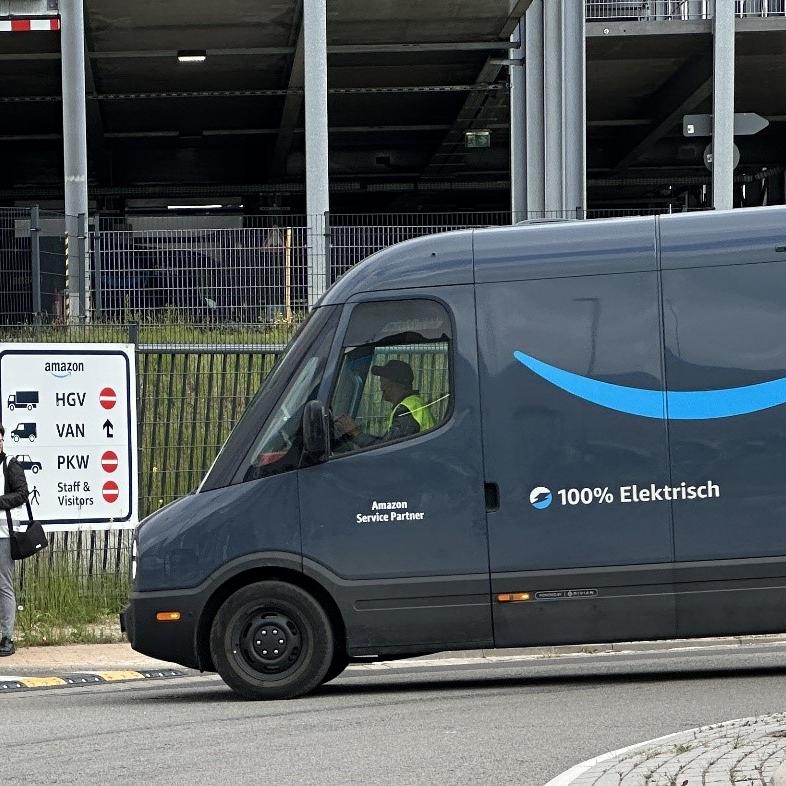 Aktion „Faires Paket“ am 15. Mai 2025 vor dem Amazon-Verteilzentrum in Aachen
